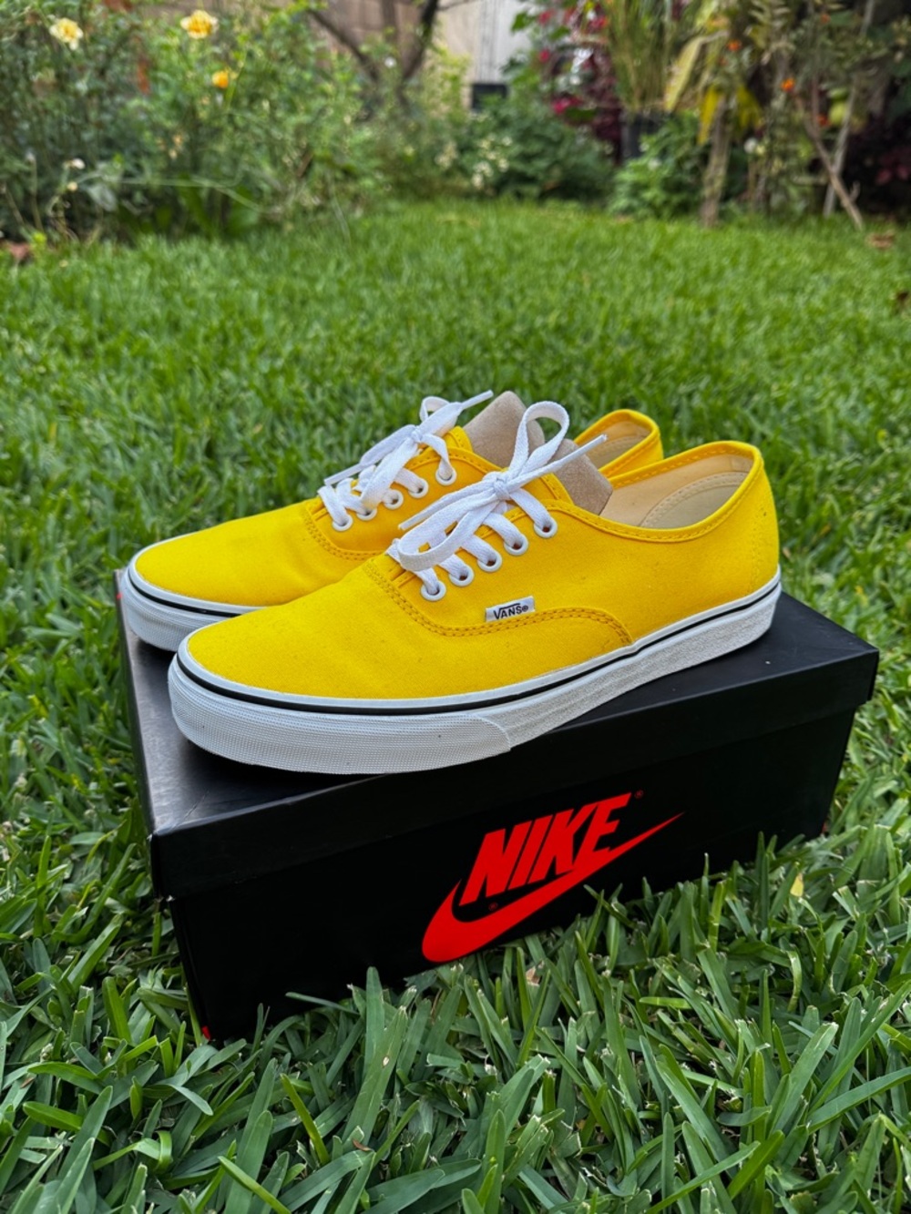 Vans Customs Authentic WIDE skate shoes - yellow/white
(M 9.5 wide / W 11 wide)